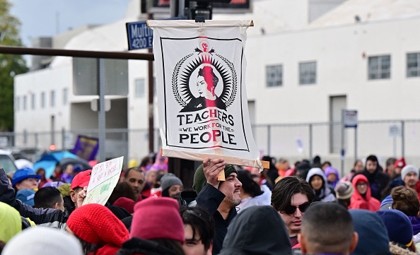 Les employés de Los Angeles Unified School District en grève pour protester contre des "salaires de misère". (FREDERIC J. BROWN/AFP via Getty Images)