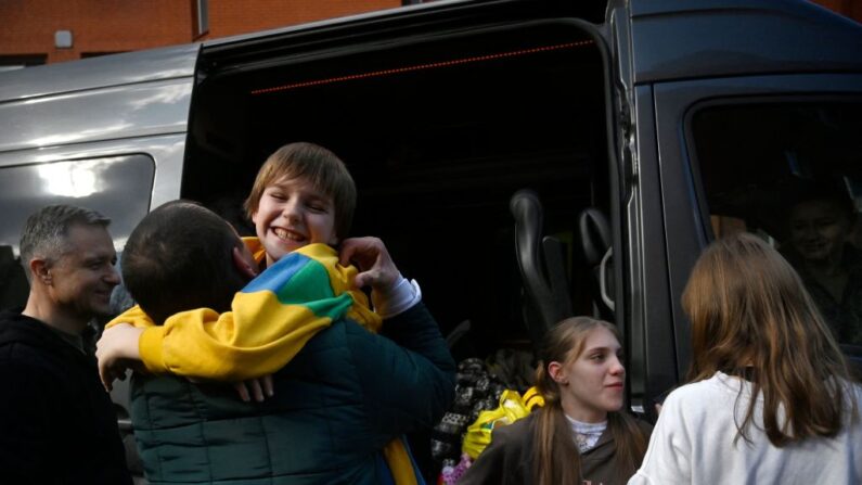 Retour de plus d'une douzaine d'enfants le 22 mars 2023, dans le bus qui les ramenait des territoires tenus par la Russie. (Photo SERGEI CHUZAVKOV/AFP via Getty Images)
