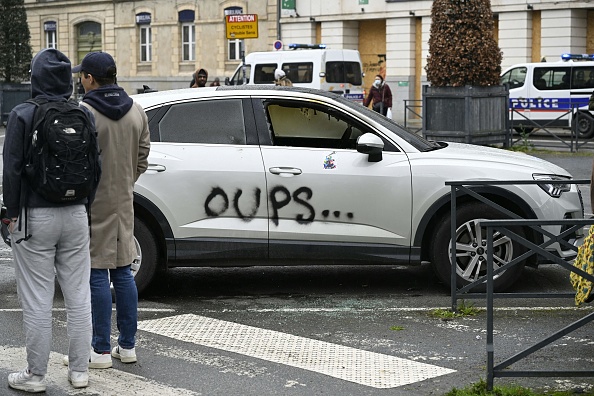 Voiture endommagée le 23 mars 2023 lors d'une manifestation à Rennes. 
(DAMIEN MEYER/AFP via Getty Images)
