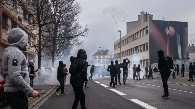 Manifestants du 23 mars 2023, à Dijon, contre les réformes des retraites. (Photo by ARNAUD FINISTRE/AFP via Getty Images)