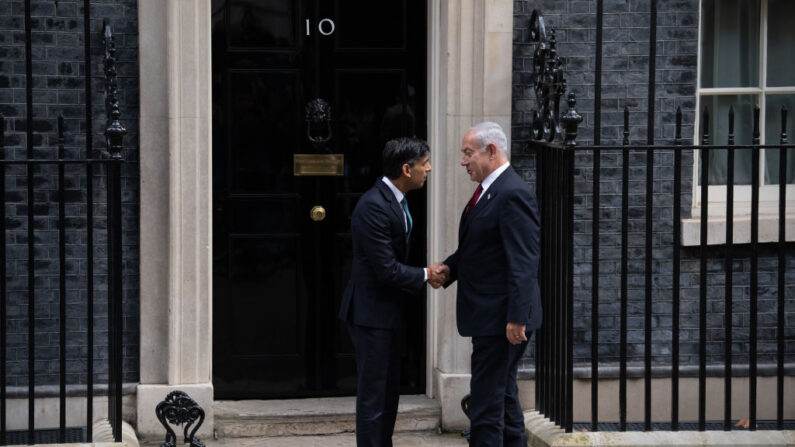 Le Premier ministre britannique, Rishi Sunak (à g.), accueille le Premier ministre israélien Benjamin Netanyahu (à dt.), le 24 mars 2023 à Londres. (Photo Carl Court/Getty Images)