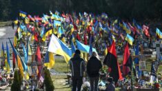 En Ukraine, ces cadeaux d’amour et de chagrin sur les tombes de soldats