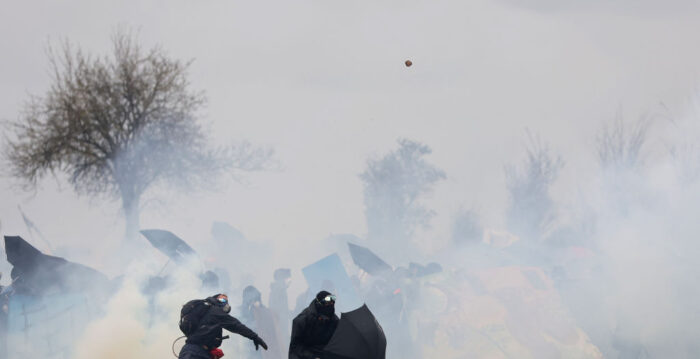 À Sainte-Soline, match de water-polo entre écologistes et gendarmerie, 200 blessés