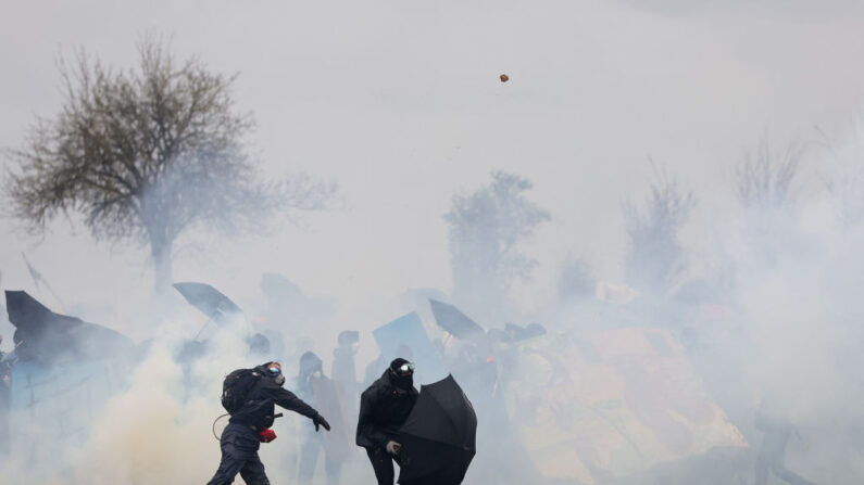 De nombreux blessés après les violents affrontements pendant la manifestation interdite des bassines. (THIBAUD MORITZ/AFP via Getty Images)
