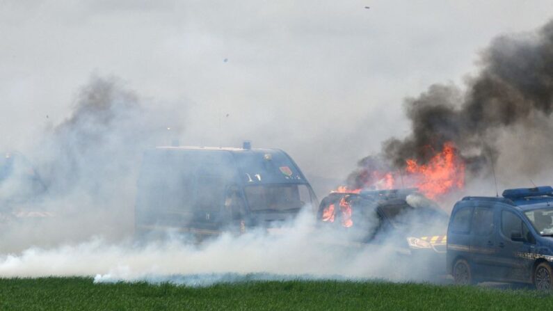 Véhicules de gendarmes incendiés lors de la manifestation contre les méga-bassines, à Sainte-Soline, le 25 mars 2023. - (Crédit photo PASCAL LACHENAUD/AFP via Getty Images)