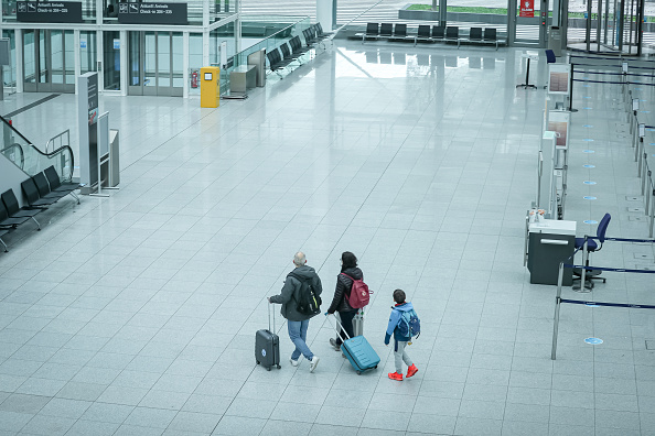 Le hall des départs est presque vide à l'aéroport de Munich, le 26 mars 2023, en Allemagne. (Leonhard Simon/Getty Images)