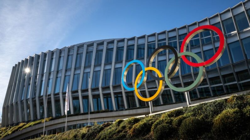 l'Ukraine et les États baltes ont réitéré le 27 mars 2023 leur appel à maintenir l'interdiction des athlètes russes et biélorusses aux Jeux olympiques. (Photo FABRICE COFFRINI/AFP via Getty Images)