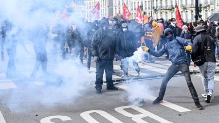La crise sociale, un boulet pour l’image de la France ? Les milieux d’affaires s’interrogent