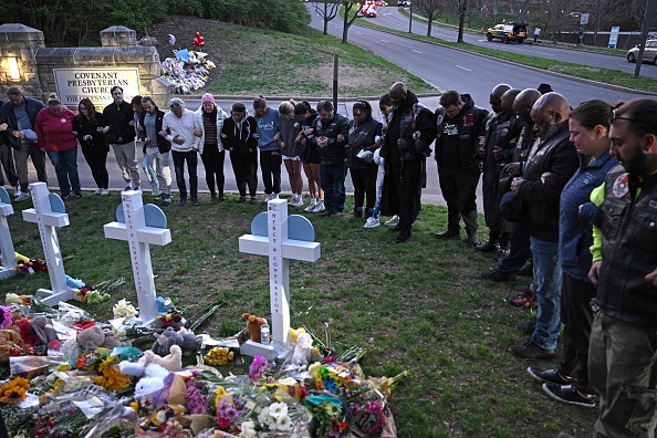 Un mémorial improvisé pour les victimes d'une fusillade sur le campus de la Covenant School, à Nashville, Tennessee, le 28 mars 2023. (BRENDAN SMIALOWSKI/AFP via Getty Images)