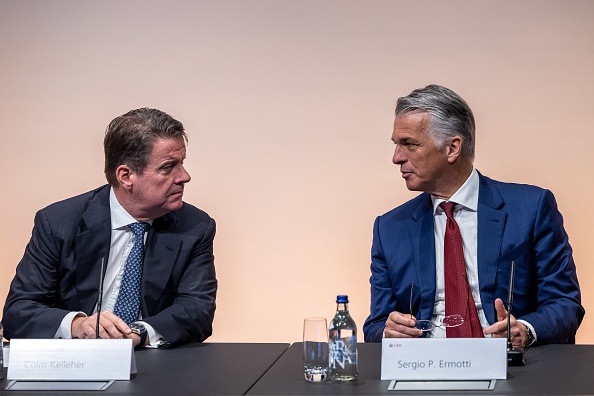Le nouveau CEO d'UBS, Sergio Ermotti (à d.) avec le président du conseil d'administration d'UBS, Colm Kelleher, lors d'une conférence de presse à Zurich le 29 mars 2023. (ARND WIEGMANN/AFP via Getty Images)