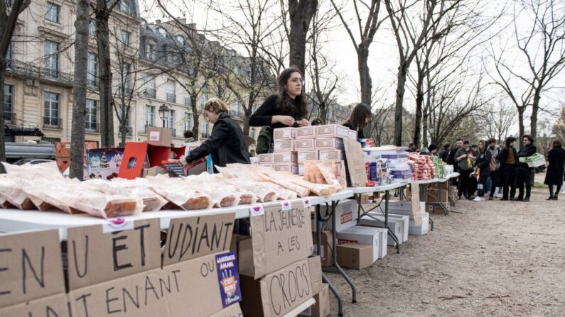 L'association L'Alternative se prépare à distribuer des denrées alimentaires aux étudiants à Paris, le 29 mars 2023. (Photo ALAIN JOCARD/AFP via Getty Images)