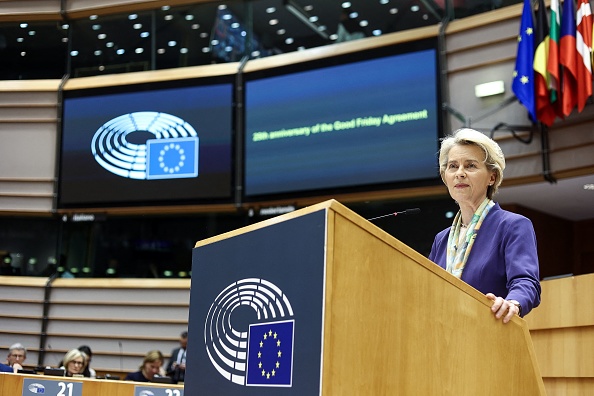 La présidente de la Commission européenne Ursula von der Leyen lors d'une session plénière au Parlement européen à Bruxelles, le 29 mars 2023. (KENZO TRIBOUILLARD/AFP via Getty Images)