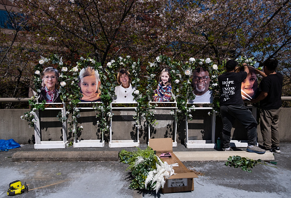 Les photos des victimes tuées lors d'une fusillade lundi à la Covenant School à un mémorial, le 29 mars 2023 à Nashville, dans le Tennessee. (Seth Herald/Getty Images)