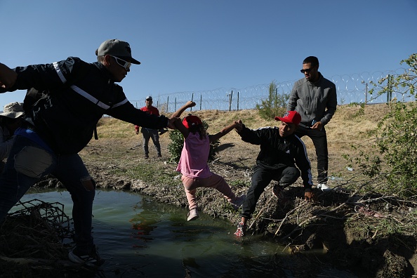 Des migrants traversent la rivière Bravo du côté mexicain de la frontière entre les États-Unis et le Mexique à Ciudad Juarez, dans l'État de Chihuahua, au Mexique, le 29 mars 2023. (HERIKA MARTINEZ/AFP via Getty Images)