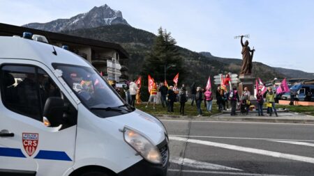 Emmanuel Macron dans les Hautes-Alpes: deux manifestants interpellés