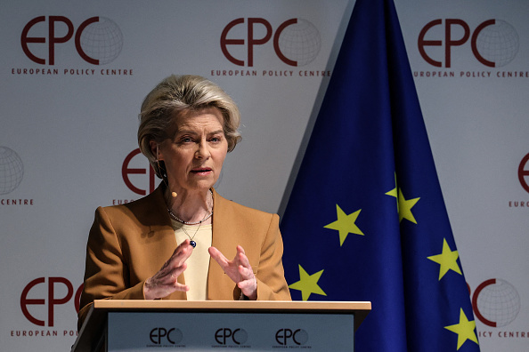 La présidente de la Commission européenne, Ursula von der Leyen, prononce un discours sur les relations entre l'UE et la Chine à l'European Policy Centre (EPC) à Bruxelles, Belgique, le 30 mars 2023. (Photo : VALERIA MONGELLI/AFP via Getty Images)