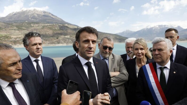 Le président français Emmanuel Macron (C) à Savines-Le-Lac, dans le sud-est de la France, le 30 mars 2023. (Photo SEBASTIEN NOGIER/POOL/AFP via Getty Images)