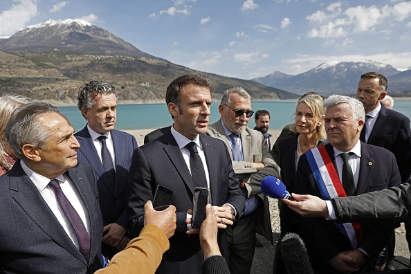 Le président Emmanuel Macron à Savines-Le-Lac, le 30 mars 2023. (SÉBASTIEN NOGIER/POOL/AFP via Getty Images)