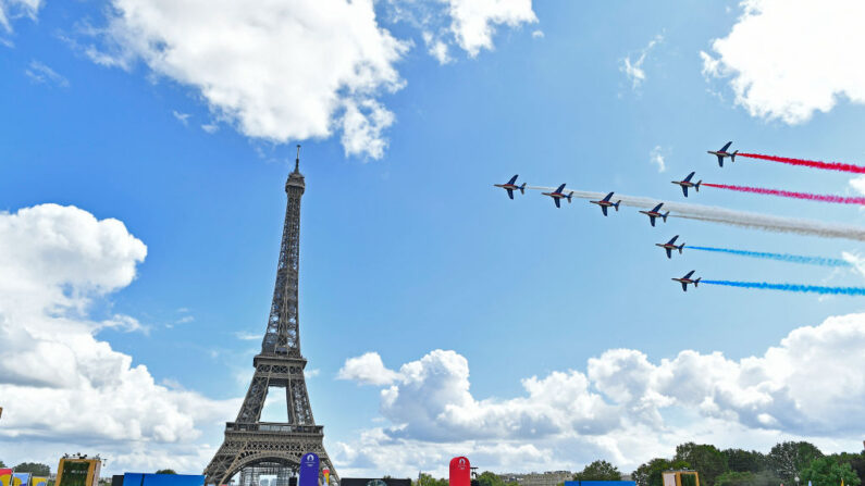 La Patrouille de France survole la Tour Eiffel lors de la cérémonie de remise des Jeux Olympiques, le 8 août 2021. (Photo: Aurelien Meunier/Getty Images)