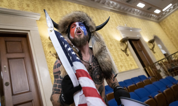 Jacob Chansley, également connu sous le nom de "chaman QAnon", à l'intérieur de la chambre du Sénat américain après l'intrusion dans le Capitole, le 6 janvier 2021. (Win McNamee/Getty Images)