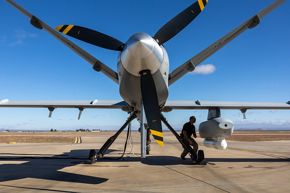 Un pilote de drone de la CBP effectue un contrôle avant le vol sur un système de caméra MQ-9 Reaper en novembre 2022. (John Moore/Getty Images)