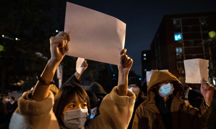 Mouvement des feuilles blanche à Pékin contre les mesures zéro Covid extrêmes du régime a Pékin, le 27 novembre 2022. Les feuilles blanches visent à dénoncer la censure opérée par le gouvernement chinois. (Kevin Frayer/Getty Images)