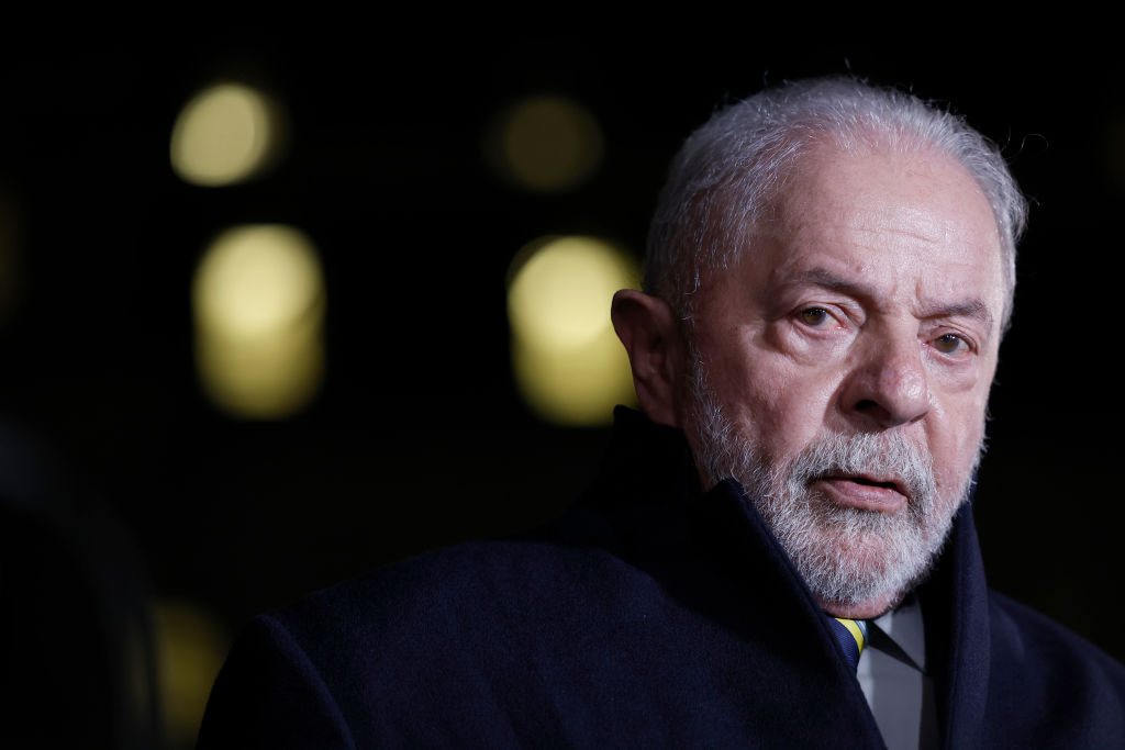 Brésil: Lula da Silva reporte à dimanche son voyage en Chine en raison d'une pneumonie