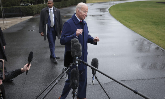 Joe Biden s’éloigne des journalistes devant la Maison Blanche avant de s’envoler pour Wilmington, le 3 mars 2023. (Win McNamee/Getty Images)