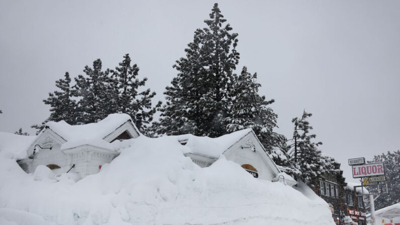 Les montagnes californiennes de la Sierra Nevada sont frappées par d'importantes chutes de neige en altitude. (Photo Mario Tama/Getty Images)