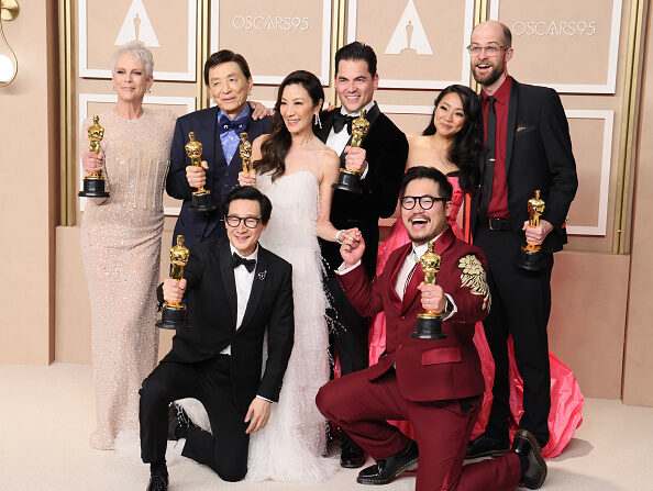 Les lauréats du prix du meilleur film pour 'Everything Everywhere All at Once', lors de la 95ème cérémonie annuelle des Oscars, le 12 mars 2023 à Hollywood, Californie. (Rodin Eckenroth/Getty Images)