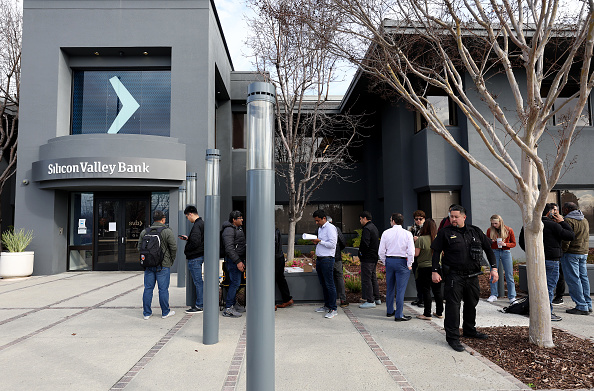 Des personnes font la queue devant le bureau de la Silicon Valley Bank le 13 mars 2023 à Santa Clara, en Californie. (Photo : Justin Sullivan/Getty Images)