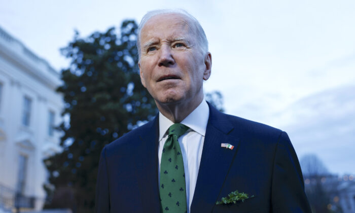 Le président Joe Biden s'adresse aux journalistes avant de quitter la pelouse sud de la Maison-Blanche à bord de Marine One, à Washington, le 17 mars 2023. (Anna Moneymaker/Getty Images)