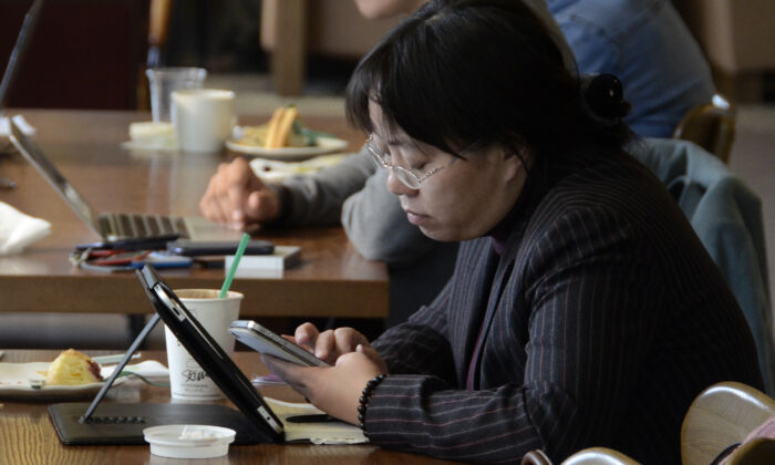 Dans un café à Pékin, le 2 novembre 2012. (WANG ZHAO/AFP via Getty Images)