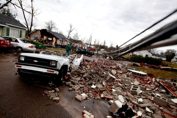 Une voiture détruite par après qu'une tornade a touché Hattiesburg, Mississippi, en 2013. Image d'illustration. (Sean Gardner/Getty Images)
