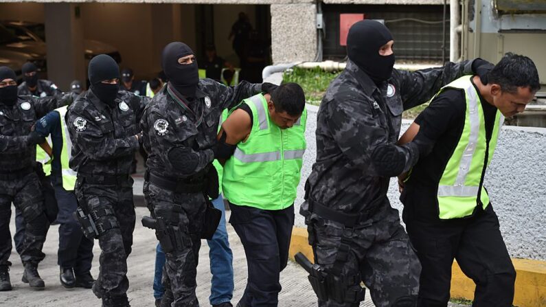 9 policiers impliqués dans une attaque contre des étudiants à Iguala le 17 octobre 2014, sont arrêtés dans le sud du Mexique. (photo YURI CORTEZ/AFP via Getty Images)