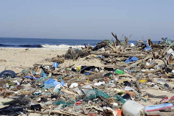 Les courants ont aussi amené sur l'île une grande quantité de bouteilles et autres déchets domestiques. Illustration (JEAN-PIERRE MULLER/AFP via Getty Images)