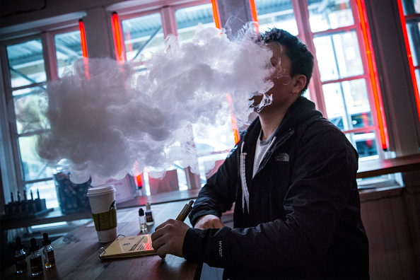 La pratique de la cigarette électronique se développe chez les jeunes. (Andrew Burton/Getty Images)