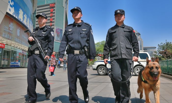 Patrouille de policiers armés dans une rue de Pékin. Le 12 mai 2014 (Photo by ChinaFotoPress/ChinaFotoPress via Getty Images)


