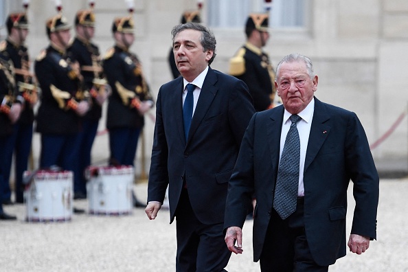 Le cofondateur du groupe hôtelier Accor, Gérard Pélisson (à droite), arrive au palais présidentiel de l'Élysée pour assister à la cérémonie officielle d'investiture d'Emmanuel Macron en tant que président, en mai 2017 à Paris. (STÉPHANE DE SAKUTIN/AFP via Getty Images)
