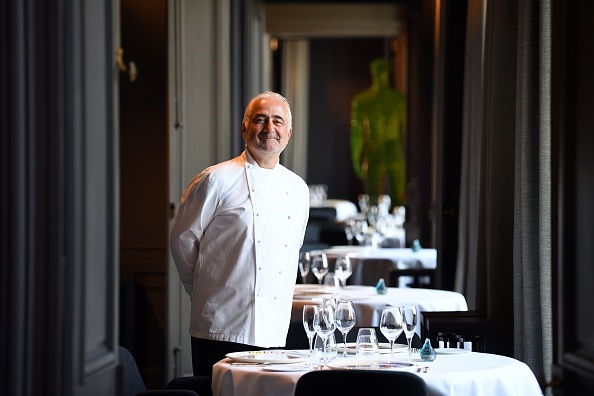 Le chef Guy Savoy dans son restaurant trois étoiles Michelin à la Monnaie de Paris, en 2017. (ÉRIC FEFERBERG/AFP via Getty Images)
