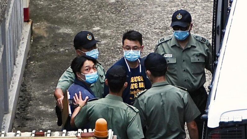 La police a escorté deux membres démocrates; Jimmy Sham Tsz-kit (à gauche) et Andrew Wan Siu-kin (à droite) dans un fourgon pénitentiaire les amenant au tribunal pour être jugé, à Hong Kong, le 8 juillet 2021. (Sung Pi-Lung/Epoch Times)