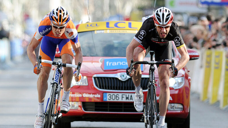 Illustration d’un sprint sur le Paris-Nice entre le coureur espagnol Luis Leon Sanchez (G) et l’allemand German Jens Voigt (D). (Photo PASCAL PAVANI/AFP via Getty Images)