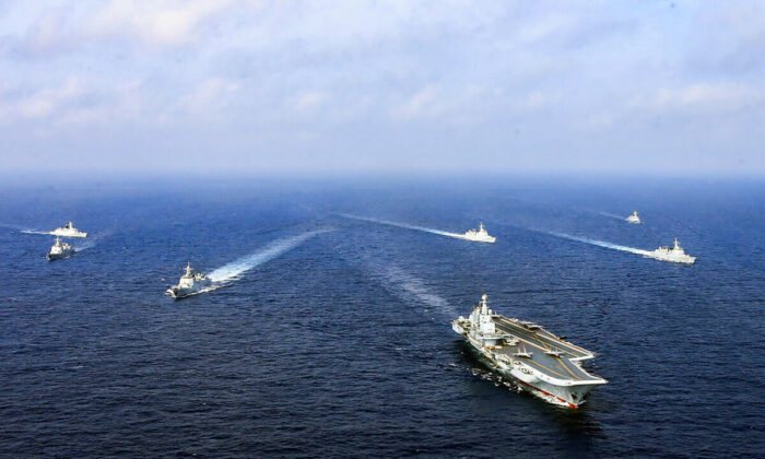 L'unique porte-avions opérationnel de la Chine, le Liaoning, lors d'un exercice en mer, en avril 2018. (AFP via Getty Images)