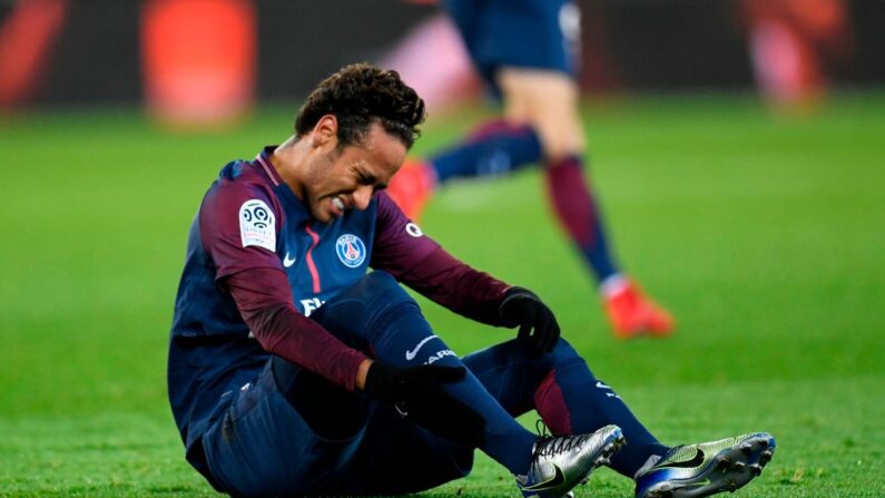 L’attaquant brésilien du PSG, Neymar, s'est blessé à la cheville. (Photo CHRISTOPHE SIMON/AFP via Getty Images)