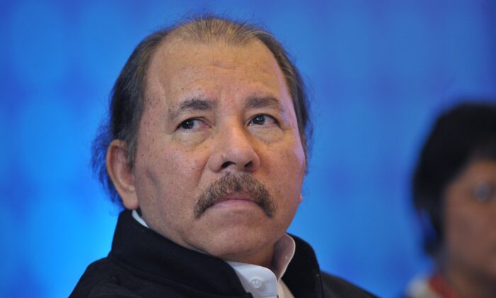 Le président du Nicaragua, Daniel Ortega, participe à une réunion avec les membres du Système d'intégration de l'Amérique centrale (SICA) dans un hôtel de Panama City, le 10 avril 2015. (Mandel Ngan/AFP via Getty Images)