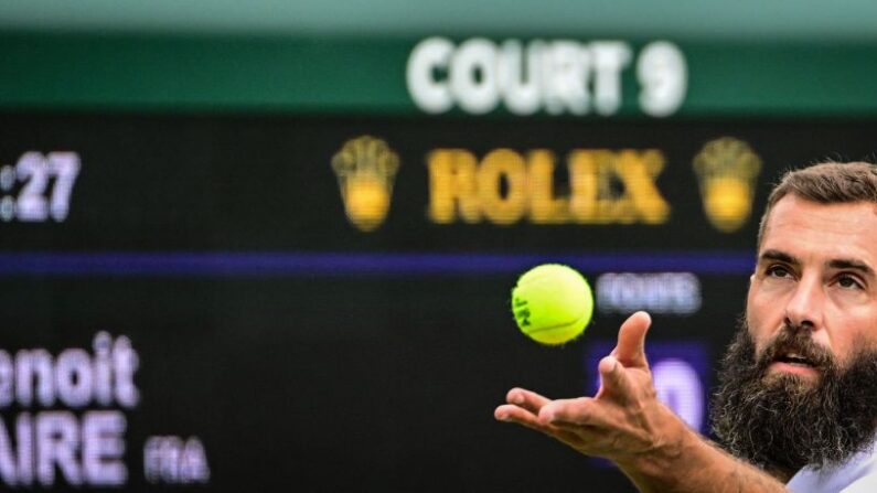 Benoit Paire au service, à Wimbledon en 2022. (Photo by SEBASTIEN BOZON/AFP via Getty Images)