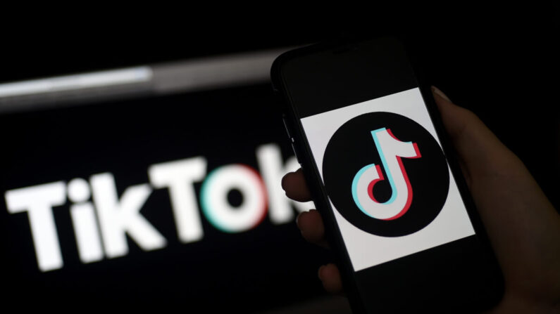 Le logo de l'application de médias sociaux TikTok apparaît sur l'écran d'un iPhone à Arlington, en Virginie, le 13 avril 2020. (OLIVIER DOULIERY/AFP via Getty Images)