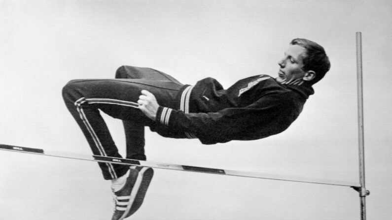 L'Américain Dick Fosbury, est entré dans l'histoire de l'athlétisme, avec sa technique révolutionnaire de saut en hauteur. (Photo by -/EPU/AFP via Getty Images)