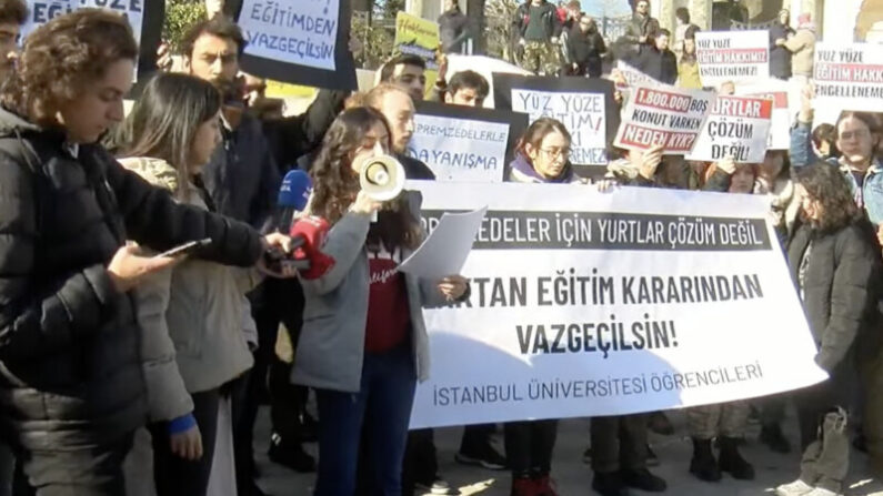 Capture d'écran du reportage sur les manifestations organisées par les étudiants contre la décision de passer à l'enseignement à distance.