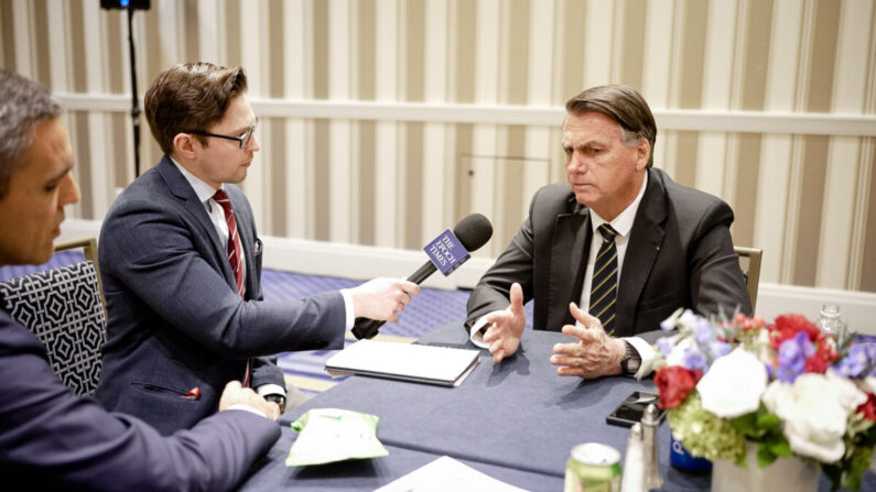 L'ancien président brésilien Jair Bolsonaro (à dt.) interrogé par le journaliste d'Epoch Times Roman Balmakov lors de la Conférence d'action politique conservatrice à Washington, le 4 mars 2023. (Oliver Trey/NTD)